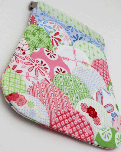 Clamshell Spring Pouch